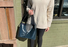 Eve Shoulder Tote Black/Navy-GB9-NVG/BK