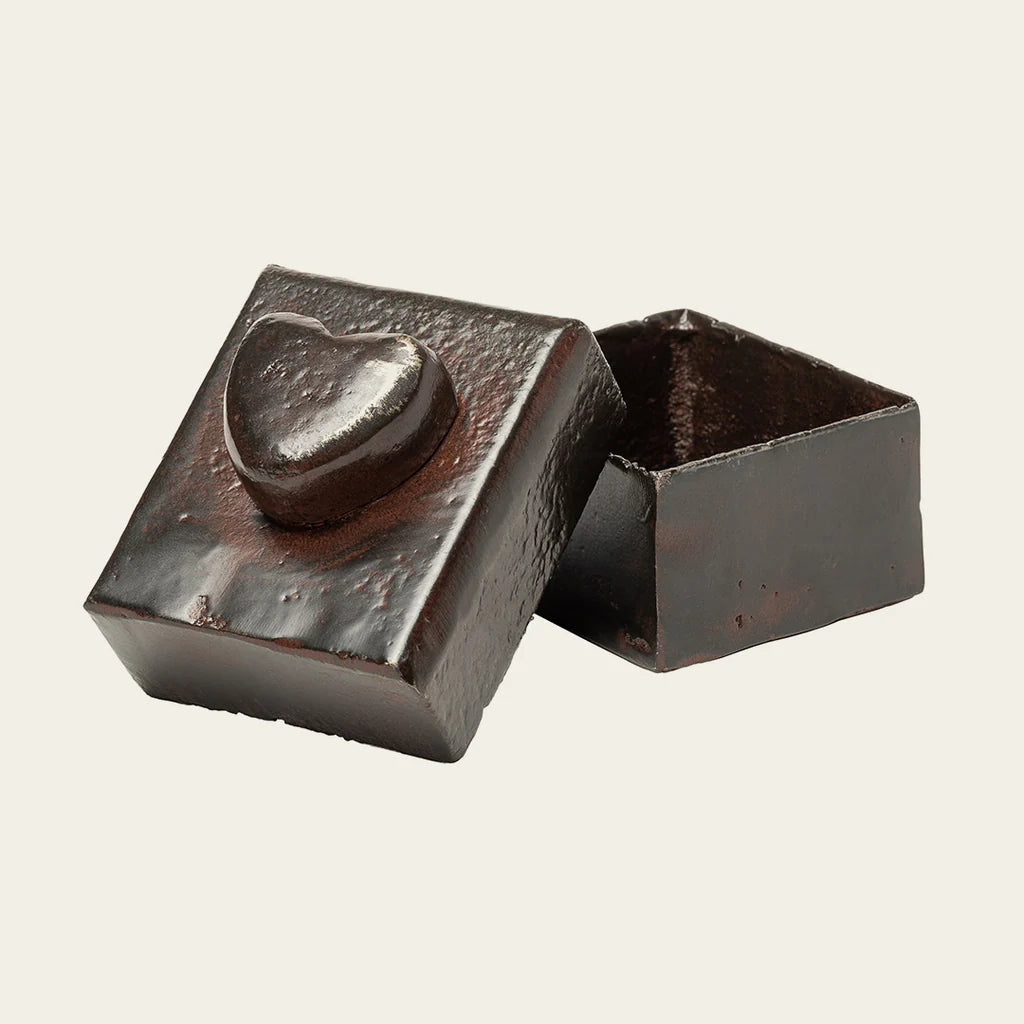 El Corazon Box w/ Heart Wax Cast Iron on Lid